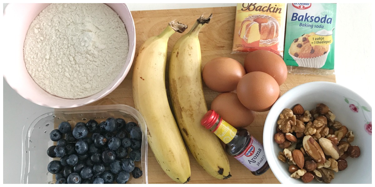 Bananenbrood met blauwe bessen en noten