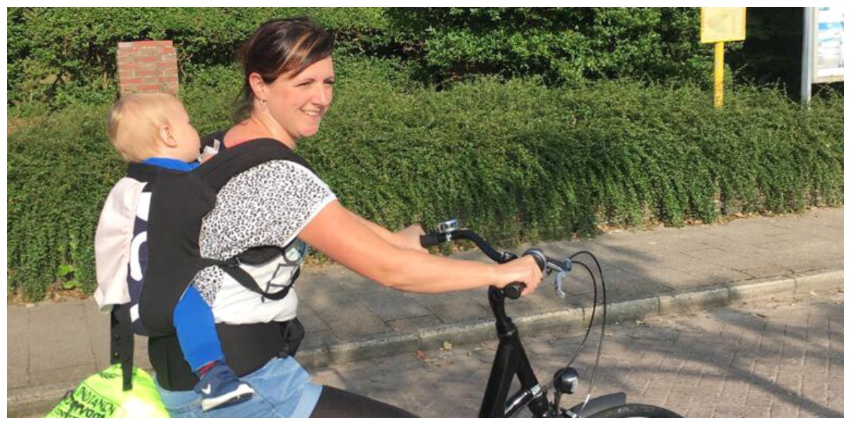 Plotselinge afdaling hamer Aanpassen Fietsen met draagdoek, verboden of niet, zou jij het doen?