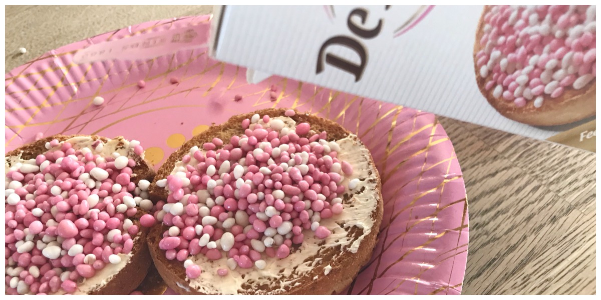 Een babyboom in blogland It's a girl beschuit met muisjes