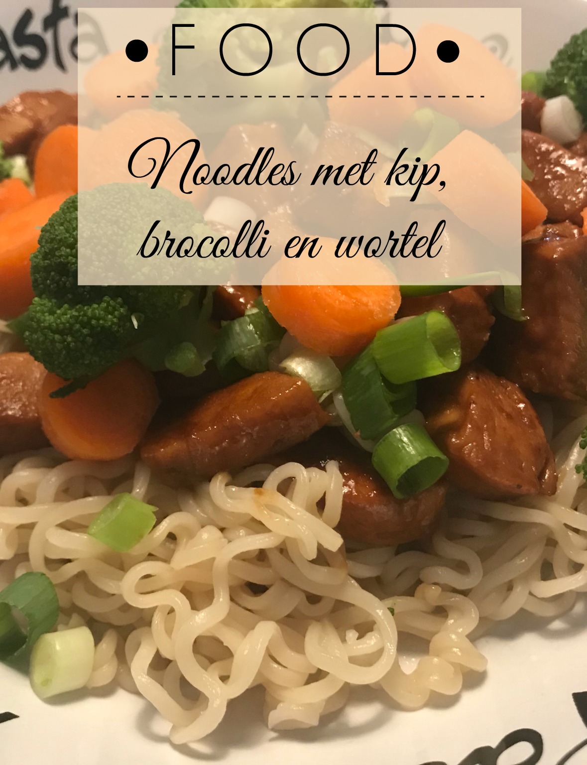 Noodles met kip, brocolli en wortel