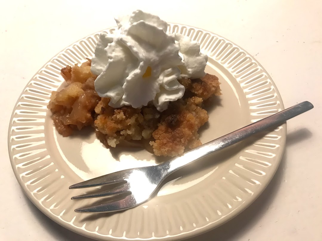 Apple crumble met suiker en kaneel en slagroom