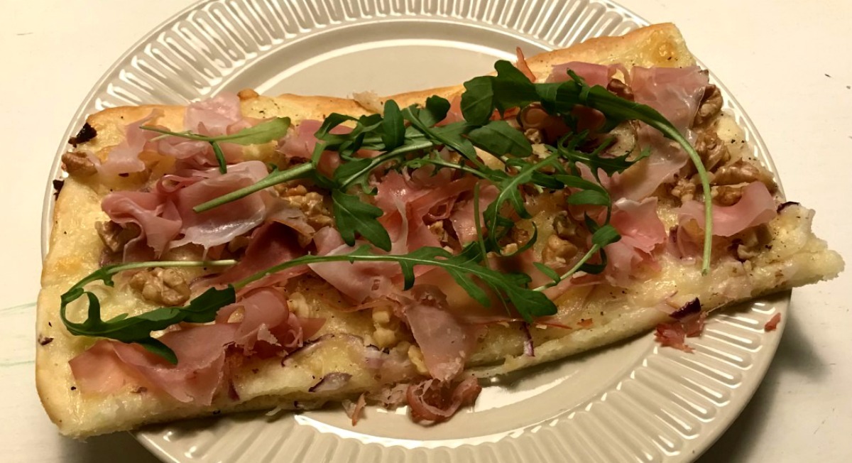 Flammkuchen met mozarella, walnoot en rauwe ham