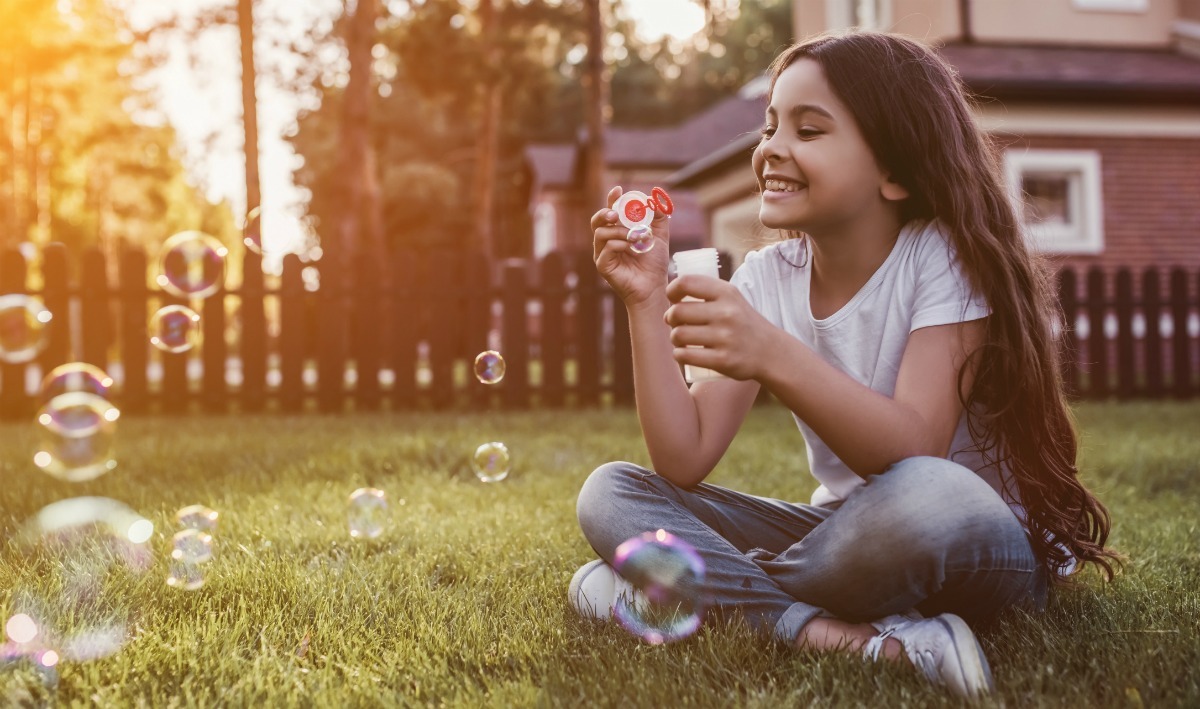 Buiten spelen achter het huis, Buiten spelen met kinderen