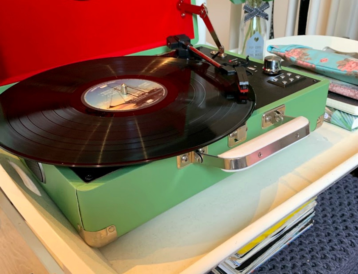 Terug in de tijd met de platenspeler , Moderne muziek met een fijne oldskool feel, LP's, retro platenspeler, vintage