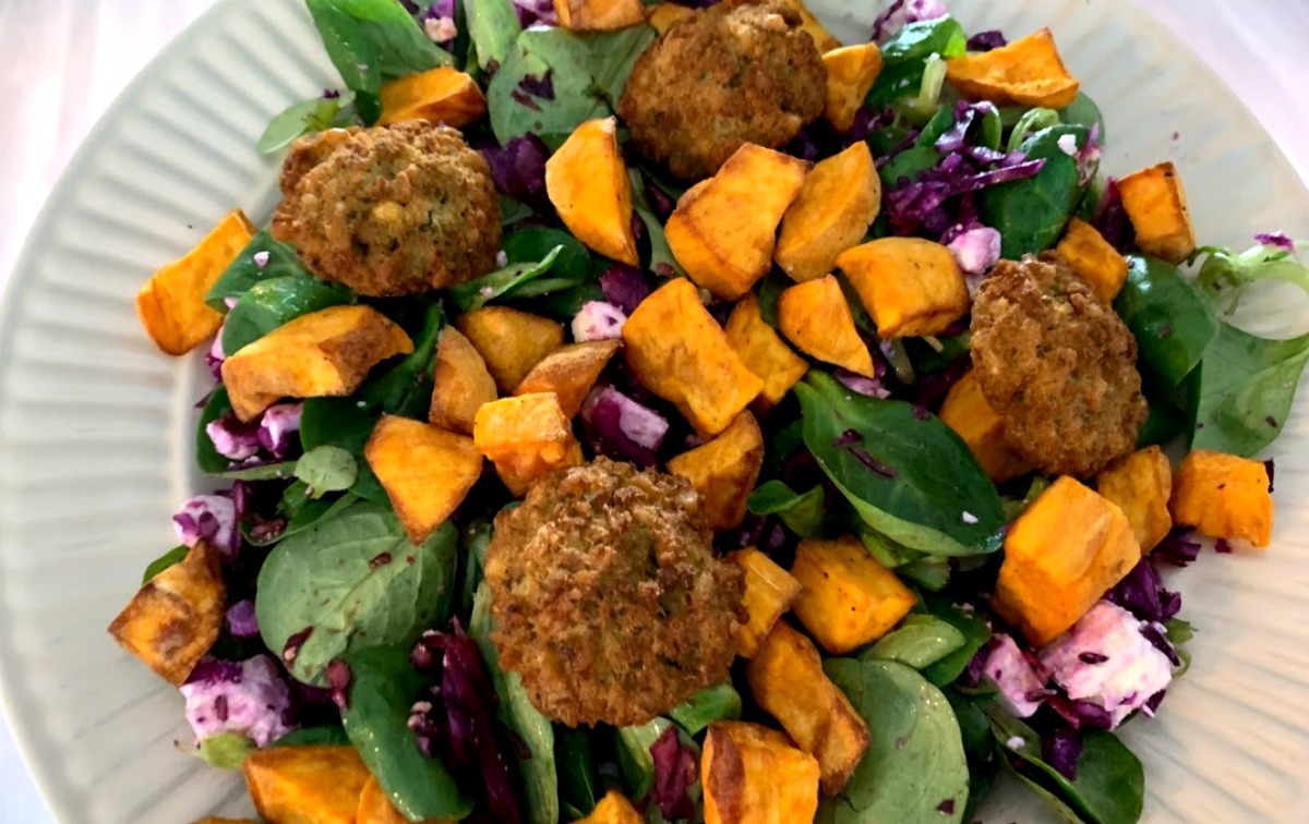 Bereiding salade met falafel, zoete aardappel en feta