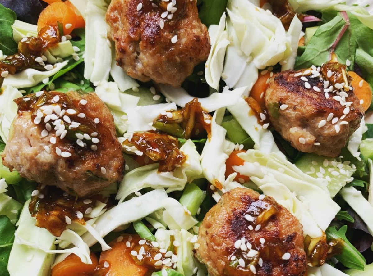 Kipgehaktballetjes met een frisse salade, lowcarb meal