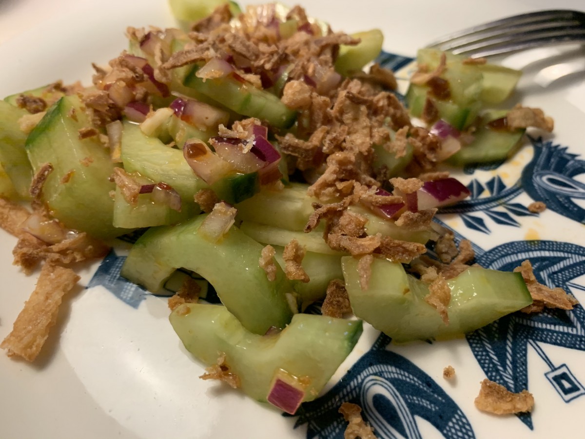 Noodles met kip en Oosterse komkommersalade