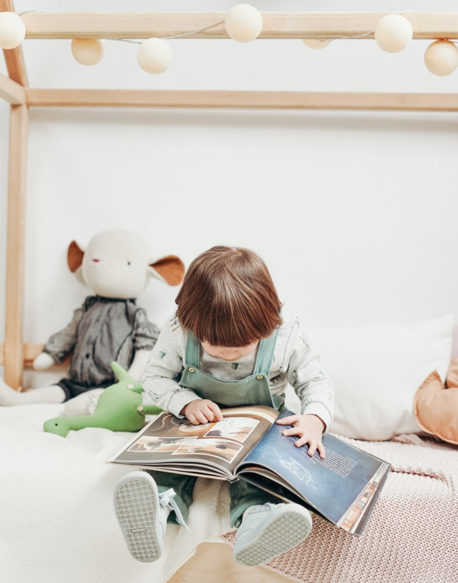 Kasten en opbergruimte op de kinderkamer, thema kinderkamer, behang kinderkamer, kinderkamerbehangvan babykamer naar peuterkamer