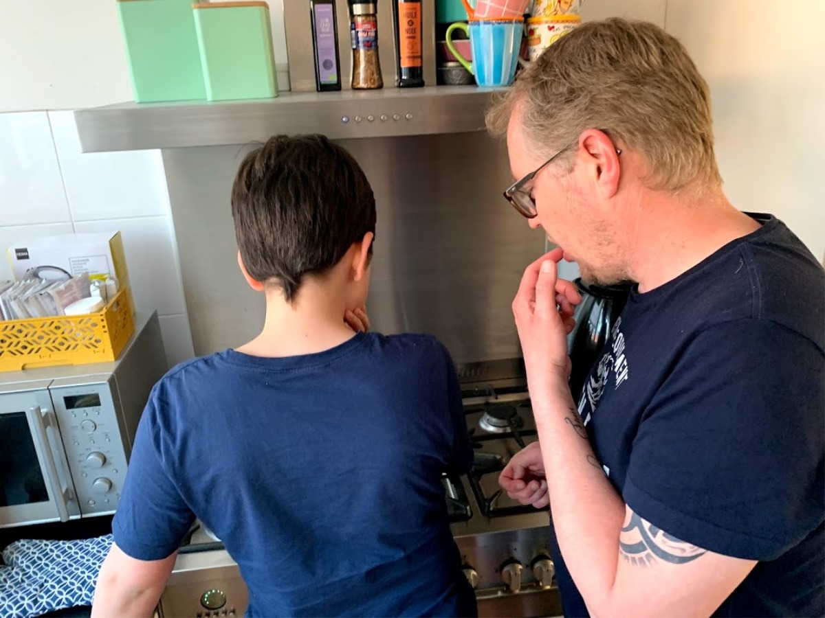 toetje maken tiende verjaardag tijdens coronacrisi