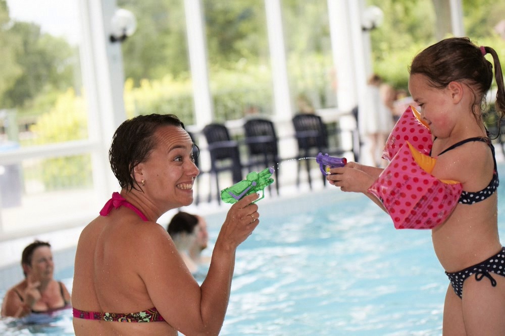  samen spelen zwembad mama