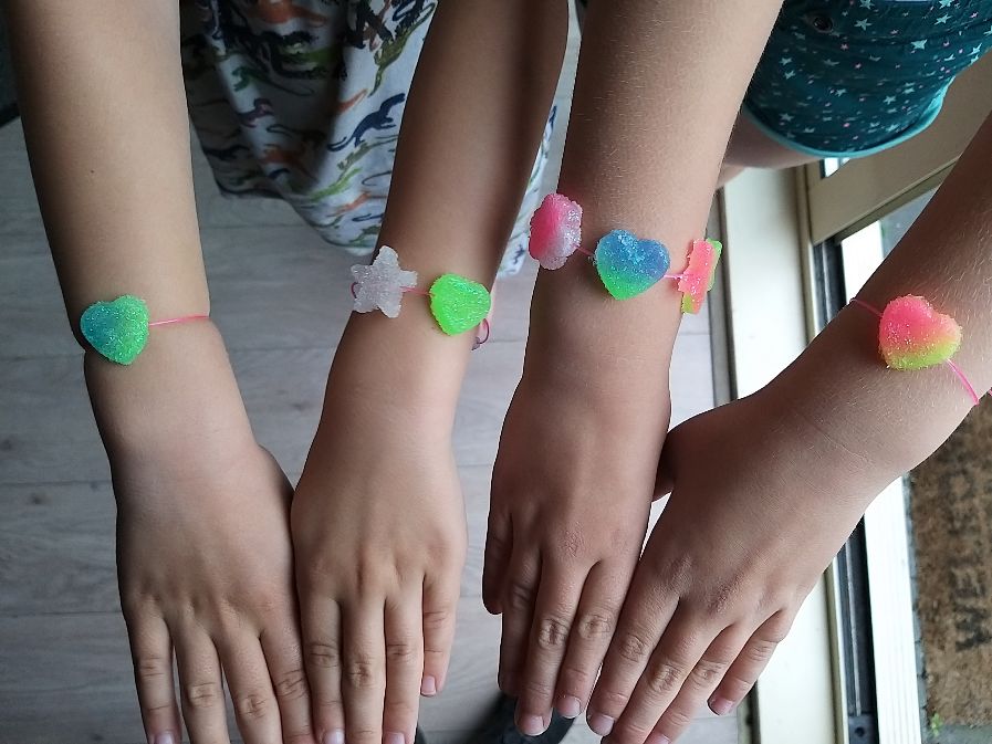 zelfgemaakte armbandjes door Jara