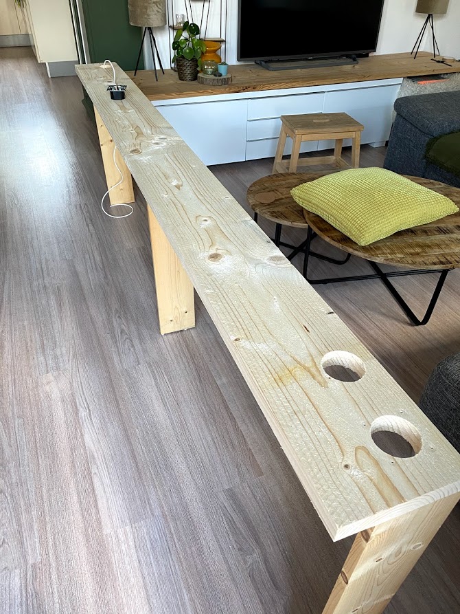 Plank achter de bank in de muur DIY