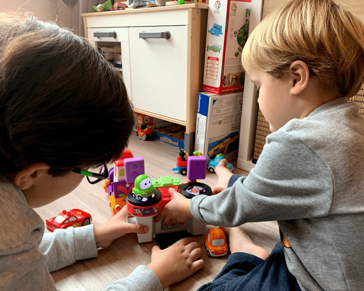 samen spelen tien en drie jaar zoons vtech