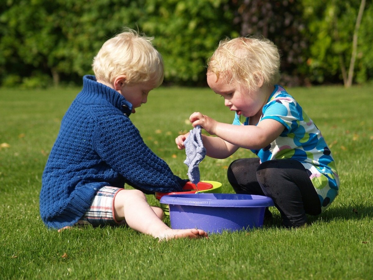 spelende kinderen kamperen