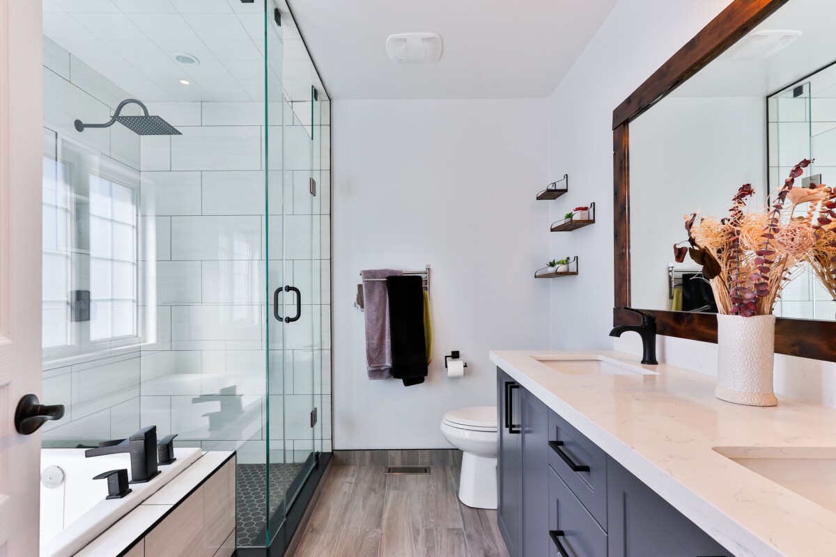 Tips om de badkamer snel en hygiënisch schoon te maken