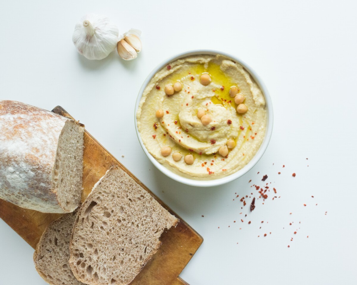 Gezonde wrap met gegrilde groenten en hummus