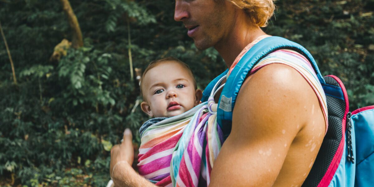 Voordelen van het dragen van je baby op vakantie