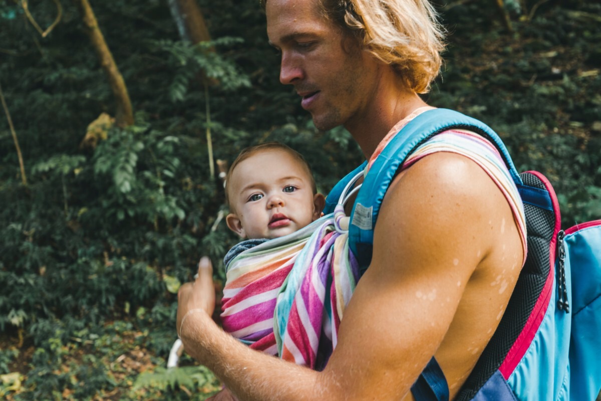 Voordelen van het dragen van je baby op vakantie