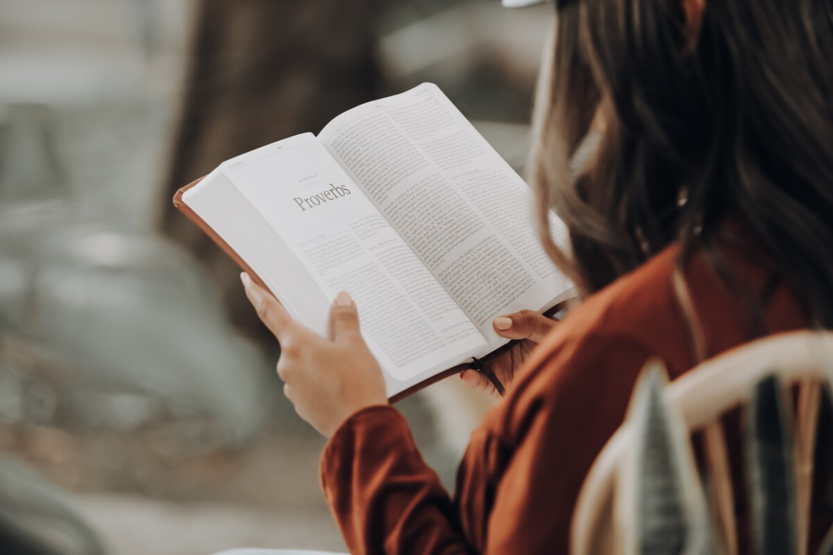 reading woman, Leuke dingen om binnen te doen tijdens de zomervakantie