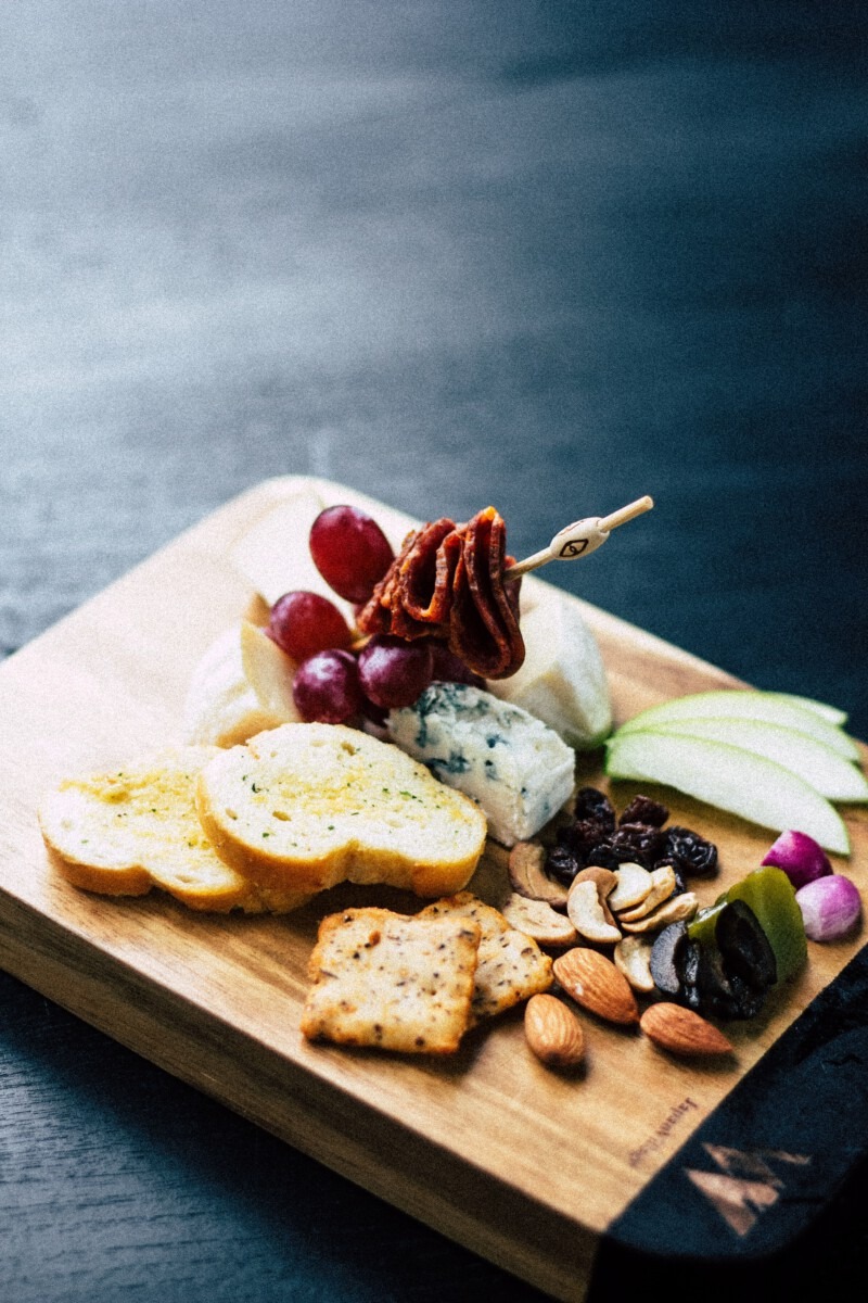 Bijpassende snacks intieme wijnproeverij thuis voor jou en je partner