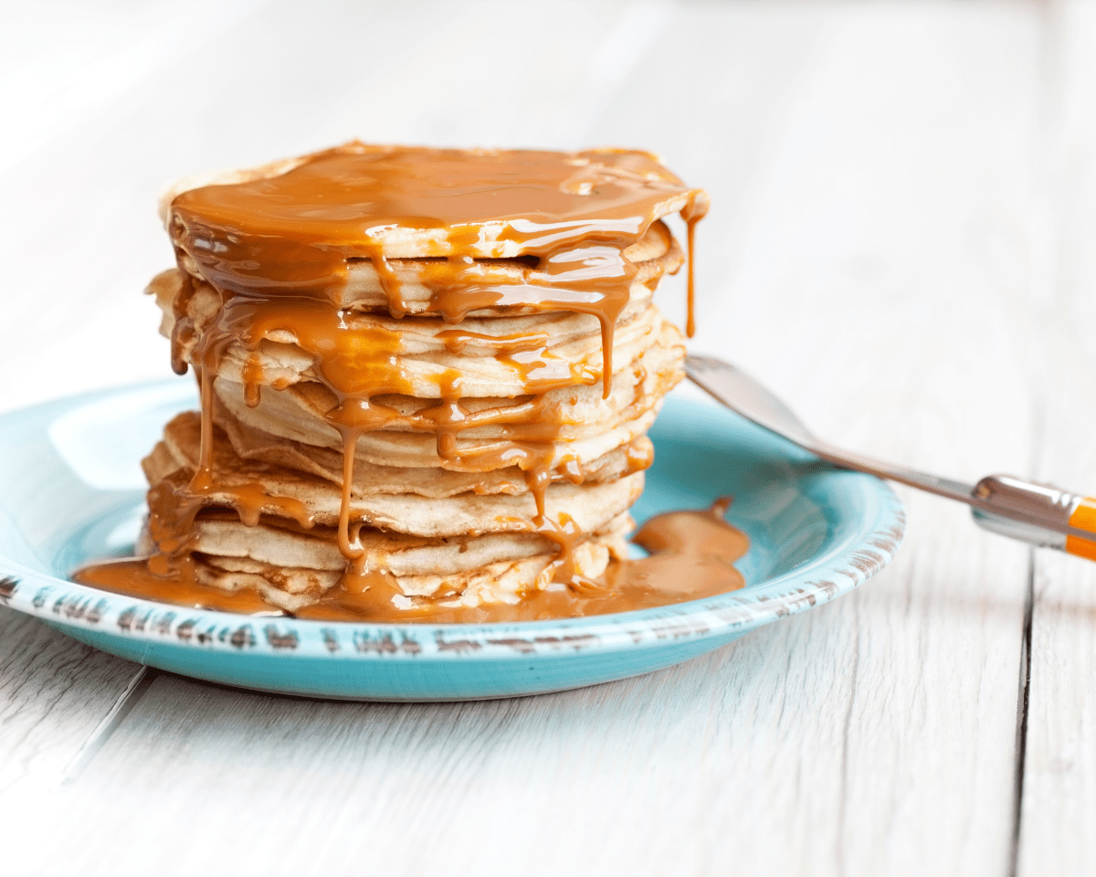 De magie van zelfgemaakte zoute karamelsaus op pannenkoekjes