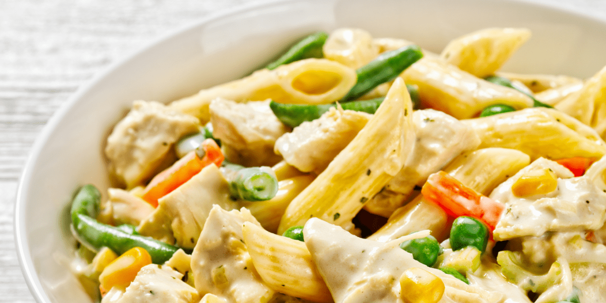 Romige penne met tuinerwtjes en spekreepjes