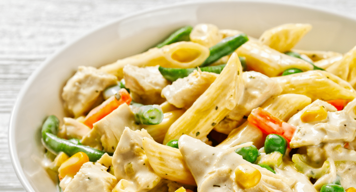 Romige penne met tuinerwtjes en spekreepjes