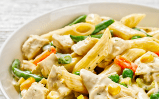 Romige penne met tuinerwtjes en spekreepjes