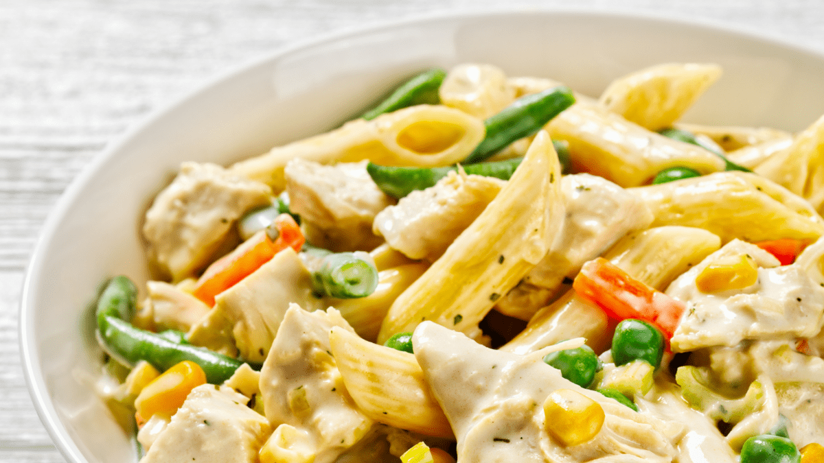 Romige penne met tuinerwtjes en spekreepjes