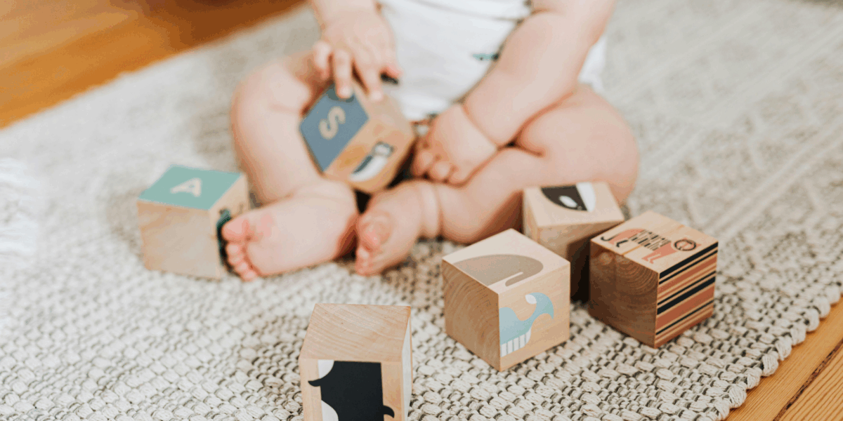 het belang van spelen en ontspannen voor baby's in de grondbox