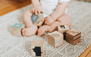 het belang van spelen en ontspannen voor baby's in de grondbox