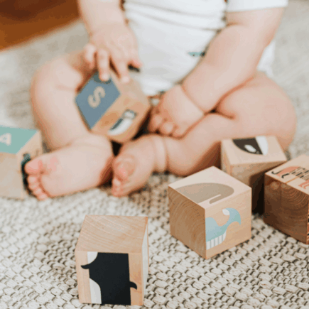 het belang van spelen en ontspannen voor baby's in de grondbox