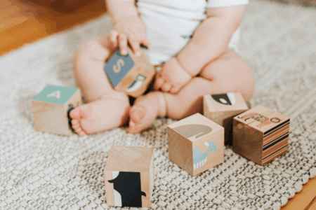 het belang van spelen en ontspannen voor baby's in de grondbox